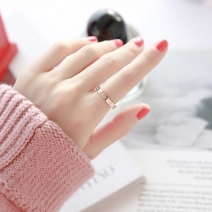 Anillo de acero de titanio oro rosa con grabado Love Forever y piedra de circón