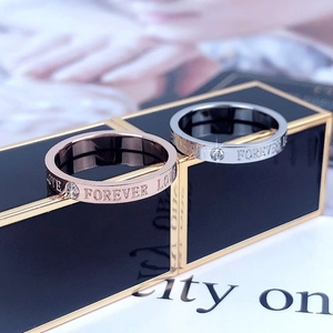 Anillos de pareja en oro rosa y plata con grabado Forever Love y circón brillante