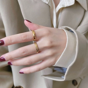 Detailansicht von zwei goldfarbenen Ringen mit Rautenmuster im eleganten Quilted-Design