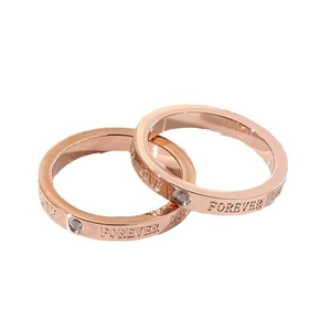 Anillos para parejas entrelazados en oro rosa con grabado Forever Love y piedras de circón