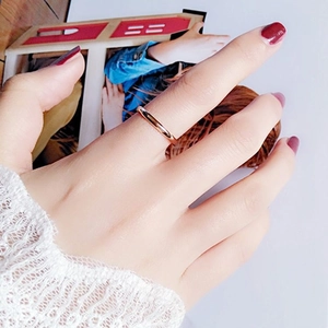 Minimalistischer polierter Ring aus Roségold-Edelstahl, getragen am Finger