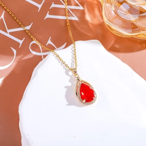 Dettaglio della collana placcata oro con pendente a goccia di zircone rosso