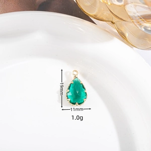Pendentif goutte en cristal vert avec sertissage doré, dimensions 19mm sur 11mm