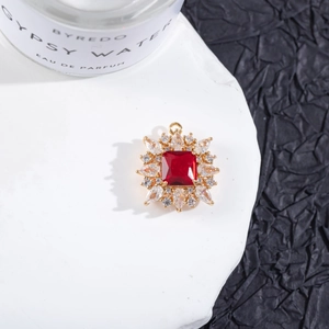 Detalle de un colgante de copo de nieve de lujo con circonita roja y cristales brillantes