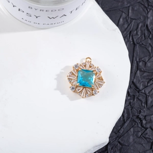 Primer plano de colgante de copo de nieve con piedra azul y micro-pavé de cristal