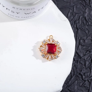 Primer plano del colgante con piedra roja cuadrada y halo de circonita sobre piedra
