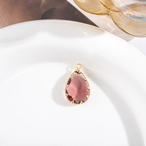 Detail van lavendel facetgeslepen kristallen hanger met golvende vergulde zetting