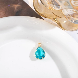 Détail du pendentif goutte en cristal bleu avec serti à griffes plaqué or pour bijoux DIY