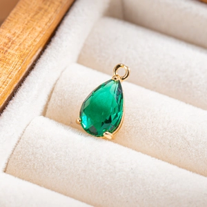 Pendentif en cristal vert émeraude en forme de poire avec monture dorée élégante