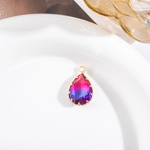 Detail van een peervormige kristallen hanger met roze tot blauwpaars verloop
