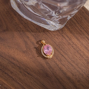 Collier élégant plaqué or avec pendentif en cristal rose et oxydes de zirconium pavés