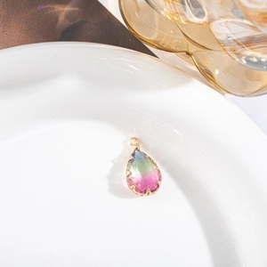Détail macro du pendentif goutte en cristal dégradé avec serti doré festonné