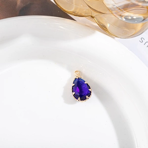Détail du pendentif goutte en cristal bleu avec sertissage à griffes plaqué or