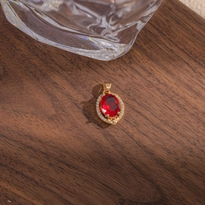 Pendentif rubis rouge vintage de style français avec micro-pavage de zircone sur collier d'or