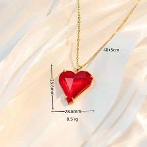 Detailansicht der 26,6mm roten Herz-Halskette mit Maßen und vergoldeten Kettendetails