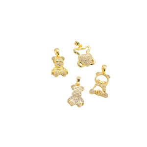 Goldene Bärenanhänger mit Zirkonia-Steinen auf einem weißen, schlichten Hintergrund