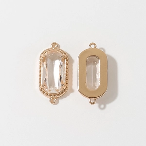 Orecchini a perno ovali placcati in oro con cristalli rettangolari e perline decorative