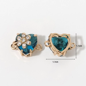 Conector de corazón dorado con gema turquesa y detalle de flor de cristal, 1,7 cm