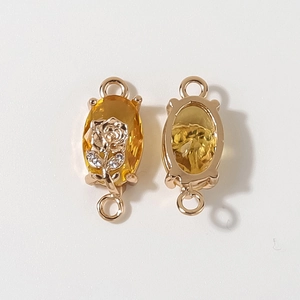 Detail van vergulde hanger met geel kristal en filigraan rozenontwerp voor sieraden