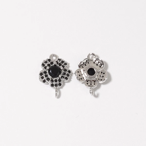 Détails macro de breloques fleurs avec cristaux noirs pour la création de bijoux DIY