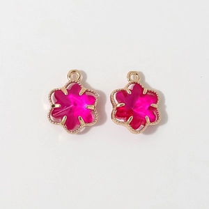 Detailed close-up of 12mm six-leaf flower pendants with gold-plated beaded edge frames
