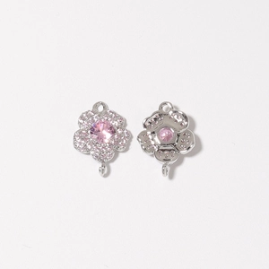 Détail du connecteur de bijoux fleur avec gemme rose et strass blancs brillants