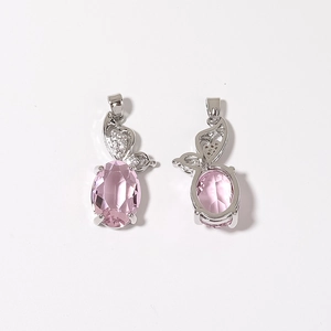 Makroaufnahme von rosa Edelsteinanhänger mit silbernem Schmetterling und Zirkonia-Details