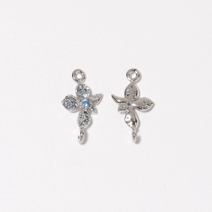 Detail von silbernen Blumenanhängern mit blauen Zirkonia für DIY-Schmuck
