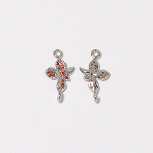 Nahaufnahme silberner Blumenanhänger mit orangefarbenen Zirkonia-Steinen für DIY-Schmuck
