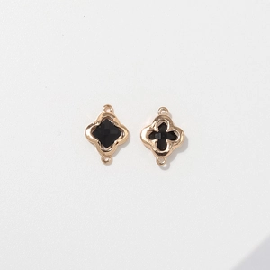 Detail van klavervormige gouden hangers met zwarte onyx voor DIY sieradenontwerp