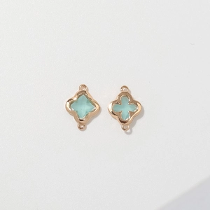 Detail van klavertjevier gouden bedeltjes met mintgroene stenen voor sieraden maken