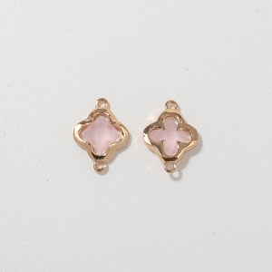 Detail van roségouden klavertje vier sieraden connectoren met roze inleg
