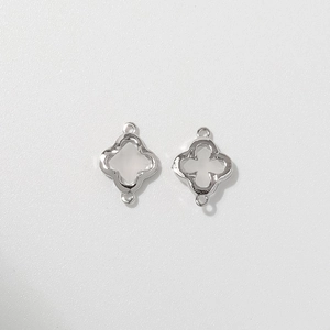 Set van twee gepolijste zilveren klavertje-hangers voor DIY-sieraden met ringetjes
