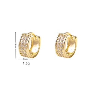 Detailopname van luxe gouden oorringen met afmetingen van 13 mm hoogte en 5 mm breedte