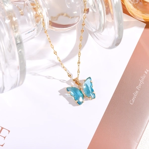 Detailansicht der hellblauen Kristall-Schmetterlingskette mit goldener Kette und Diamanten