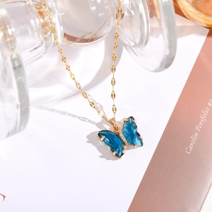 Detailansicht der goldene Schmetterlingskette mit ozeanblauen Zirkonia-Flügeln