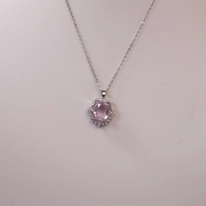 Elegante collana floreale in argento con gemma rosa ovale e zirconi scintillanti