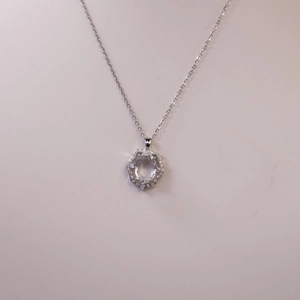 Elegante ciondolo floreale con cristallo ovale centrale e montatura pavé scintillante