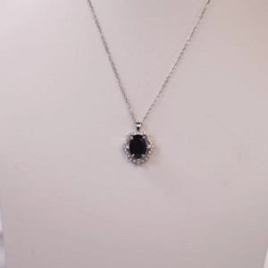 Collana con pendente floreale con pietra nera ovale e accenti in micro-zircone