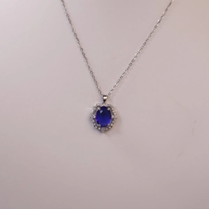 Collana con pendente a fiore in zaffiro blu e zirconi incastonati su catena argentata
