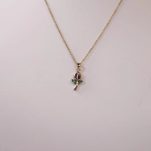 Collar de tulipán dorado con piedras preciosas de color púrpura y verde