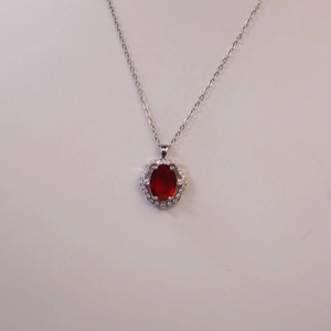 Collana di lusso con pendente a fiore in zircone rosso ovale e pietre CZ su catena argento