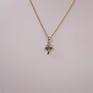 Elegante collar dorado con colgante de tulipán, circonita y piedras verdes finas
