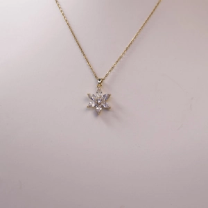 Elegante goldene Halskette mit rotierendem Blumenanhänger aus funkelnden Zirkon-Steinen