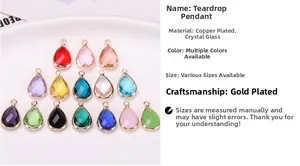 Vue macro de pendentifs gouttes en verre facetté coloré avec boucles en cuivre doré