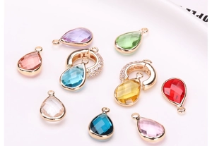 Gros plan de pendentifs gouttes en cristal coloré avec bordure dorée pour bijoux DIY