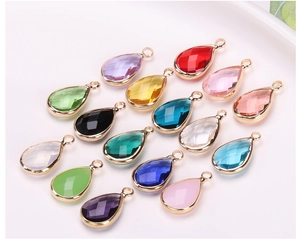 Vue détaillée des pendentifs goutte en verre facetté avec bordure dorée pour bijoux DIY