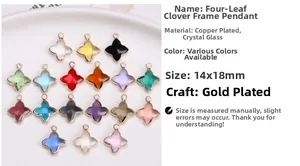 Vue détaillée de pendentifs trèfle à quatre feuilles en verre et cuivre plaqué or