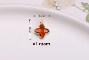 Vue macro du pendentif trèfle étoile de 14mm en verre orange et cuivre plaqué or
