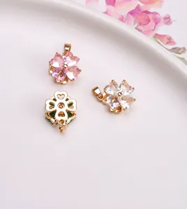 Macro di un ciondolo a quadrifoglio placcato oro con cristalli rosa a forma di cuore